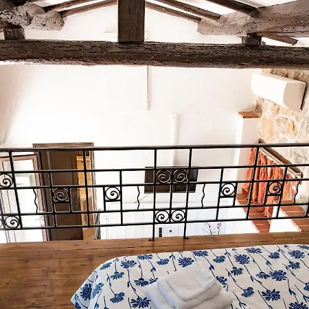 Fleur De Lys 3* Fayence